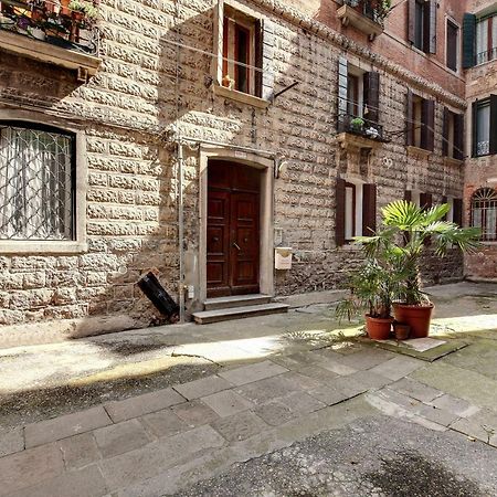White Flowers With Canal View By Wonderful Italy Venice Exterior photo