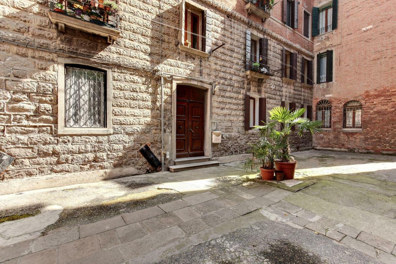 White Flowers With Canal View By Wonderful Italy Venice Exterior photo