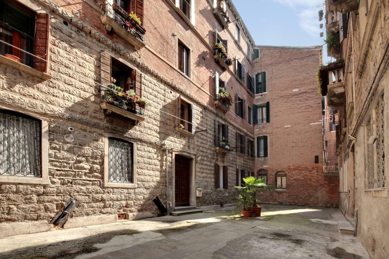 White Flowers With Canal View By Wonderful Italy Venice Exterior photo